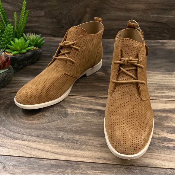 NIB Born Bazau Perforated Suede Ankle Chukka Boot - Picture 4 of 11